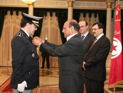الرئيس المرزوقي يكرم عقيد الديوانة الذي أطاح بشبكة تهريب عالمية