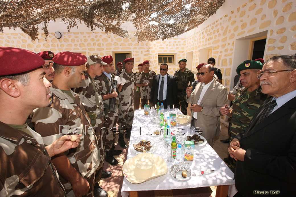 المرزوقي يزور الفيلق الترابي الصحراوي للجيش الوطني برمادة