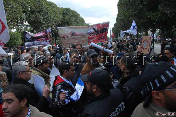 Manifestations les partisans d'Ennahdha affluent sur l'avenue Bourguiba 