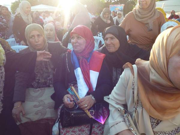 صورة لمحرزية العبيدي تلبس كشكول 44علم فرنسا44 تثير جدلا
