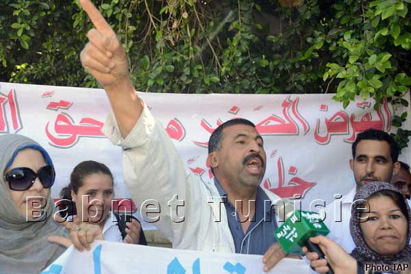 Protestation devant l'ANC des employés des associations de micro-crédit