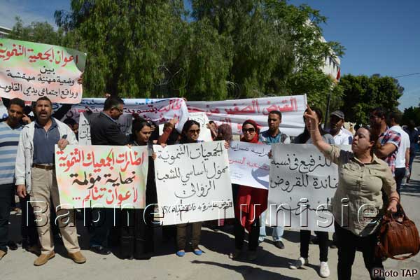 Protestation devant l'ANC des employés des associations de micro-crédit