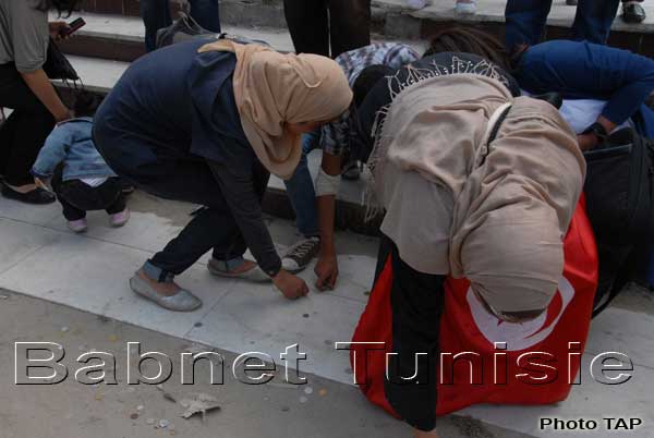 محتجون يرشقون المجلس التأسيسي بقطع نقدية على خلفية الاعلان عن امكانية ترفيع أجور النواب