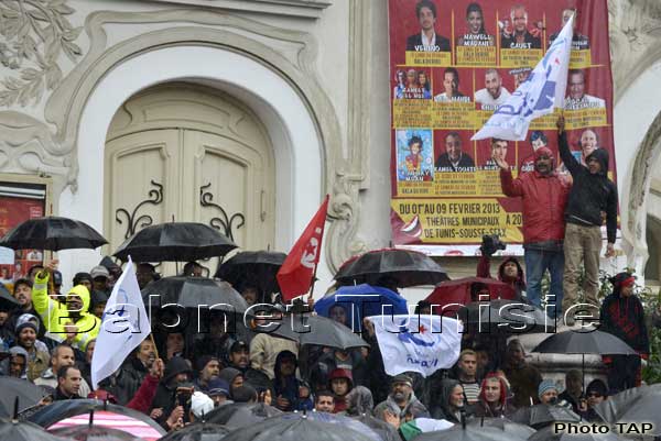 Des partisans d'Ennahdha rassemblés devant le théâtre municipal pour souligner leur attachement à la légitimité