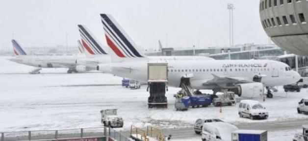 Tunisair Un Airbus A320, bloqué par l'enneigement, à Paris Orly