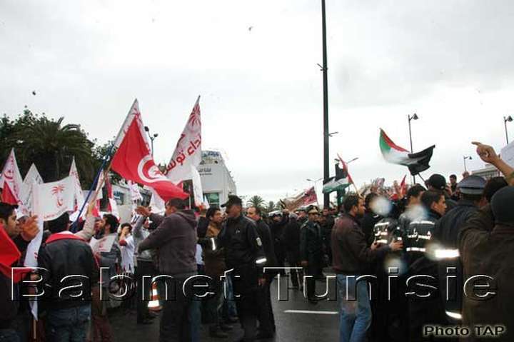 Tunisie: Deux ans après la révolution, les Tunisiens manifestent sur l'avenue Habib Bourguiba