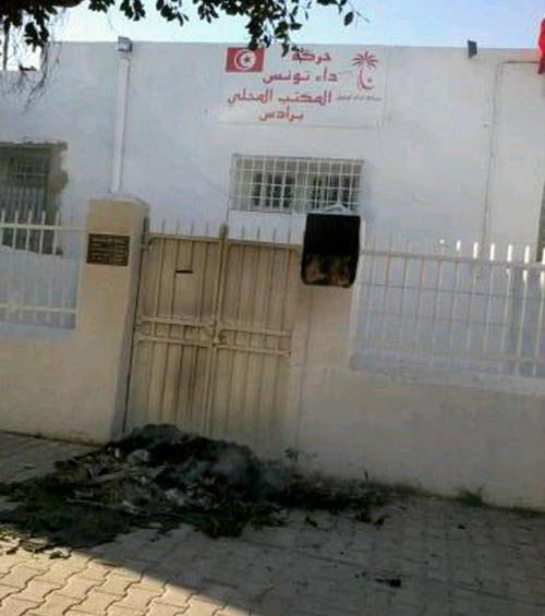 مجهولون يحرقون أطر مطاطية أمام مقر نداء تونس برادس