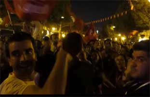 شارع الحبيب بورقيبة: غناء و رقص احتفالا بعيد الجمهورية