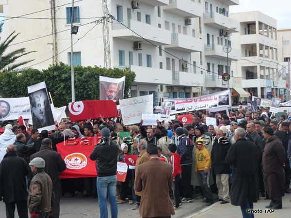 Tunisie: Grève générale dans les régions et funérailles symboliques du martyr Chokri Belaïd