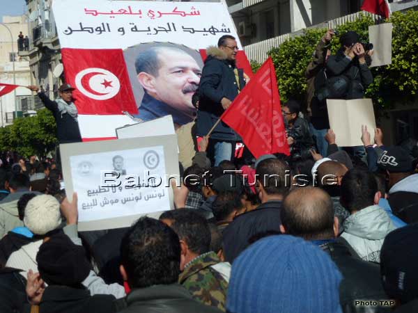 Tunisie: Grève générale dans les régions et funérailles symboliques du martyr Chokri Belaïd