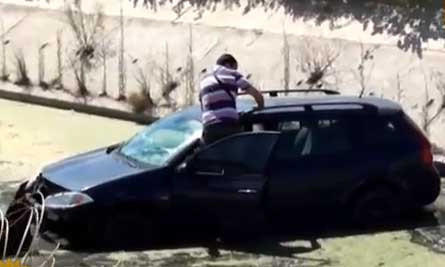 انتشال مواطن بعد سقوط سيارته في وادي متاخم لضفاف البحيرة