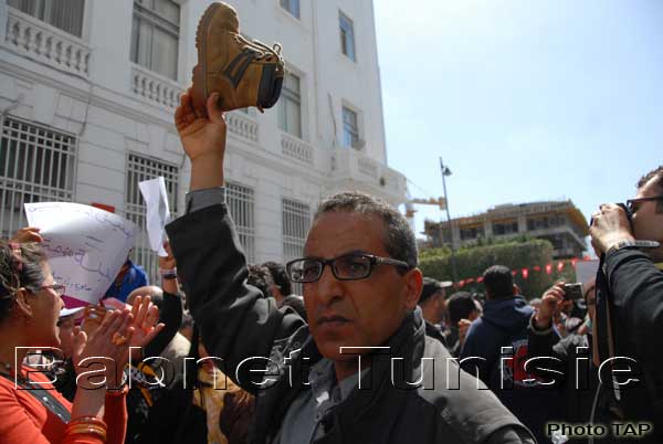 بالفيديو : المحتجون يرشقون مقر وزارة المرأة بالحجارة