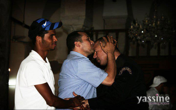 يحدث بعد الثورة: مواطن يقبل رأس عون أمن