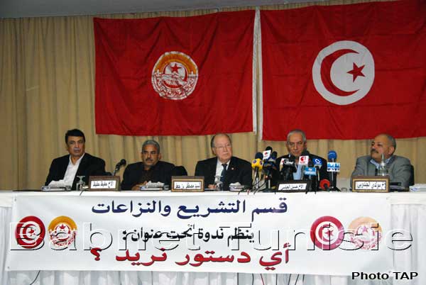 Tunisie: Des experts syndicalistes estiment que le brouillon de la Constitution reste ''en-deçà des attentes''