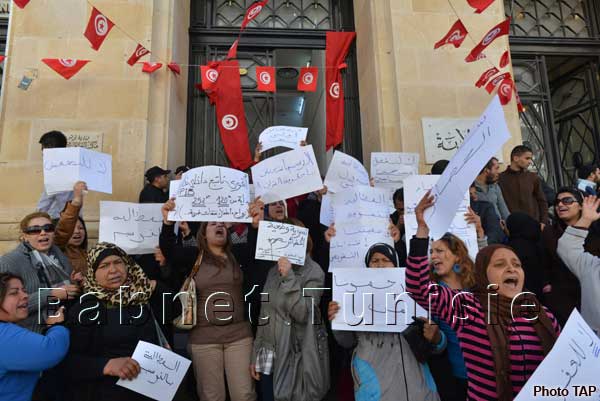 Des travailleurs de chantiers observent un sit-in devant le siège du gouvernorat de Tunis