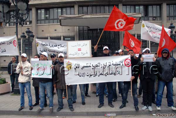 Sin-in devant le ministère de l'intérieur d'agents de l'ordre révoqués