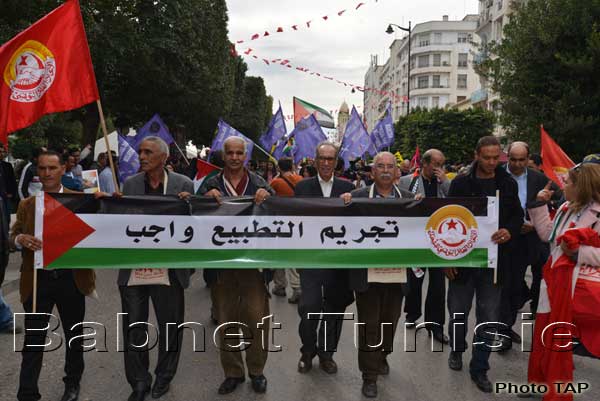 أنصار الجبهة الشعبية يطردون الفلسطينيين من مسيرة الأرض