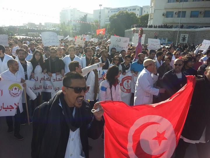الاطباء يتوجهون الى ساحة باردو للاعتصام ضد قانون العمل الإجباري