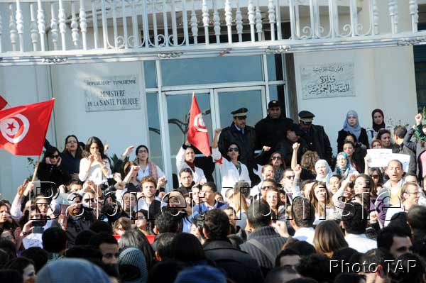 أمام وزارة الصحة: الاعتداء على أطباء طالبو بإقالة وزير الصحة