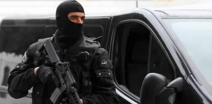 الداخلية تعلن القضاء على العنصر الارهابي هشام المنافقي في سيدي بوزيد وحجز حزام ناسف وقنبلة يدوية
