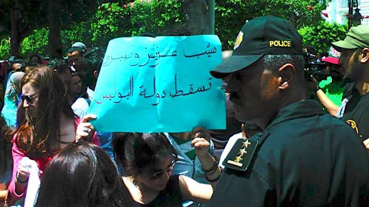 مساندون لعزيز عمامى أمام الداخلية يرفعون شعار تسقط دولة البوليس والأمن يتدخّل بعنف