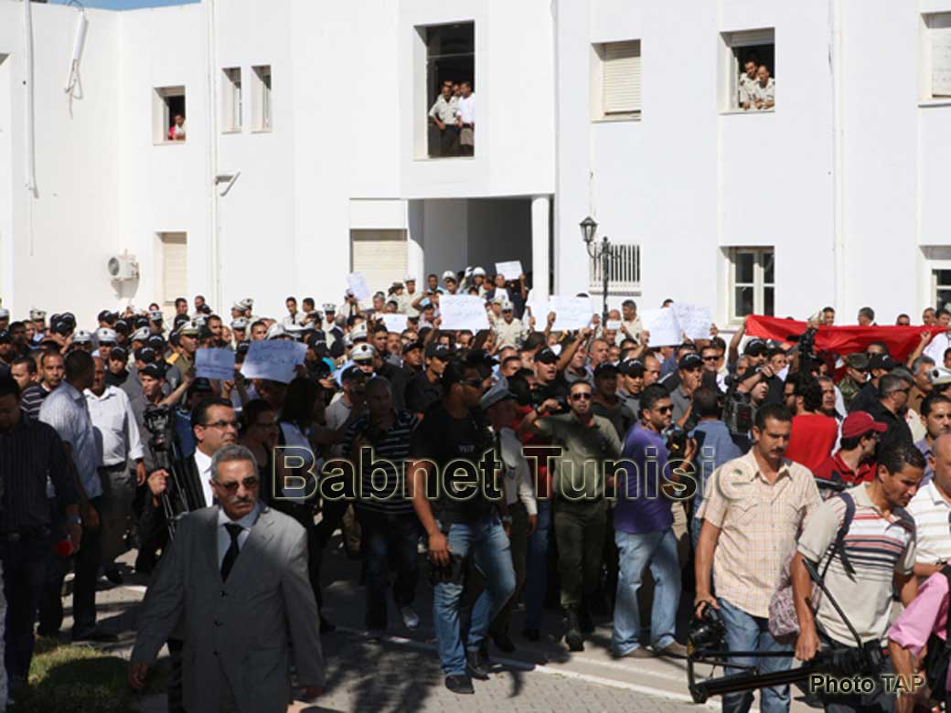 الشارع التونسي ينتقد رفع شعار ديقاج في وجه الرؤساء الثلاثة