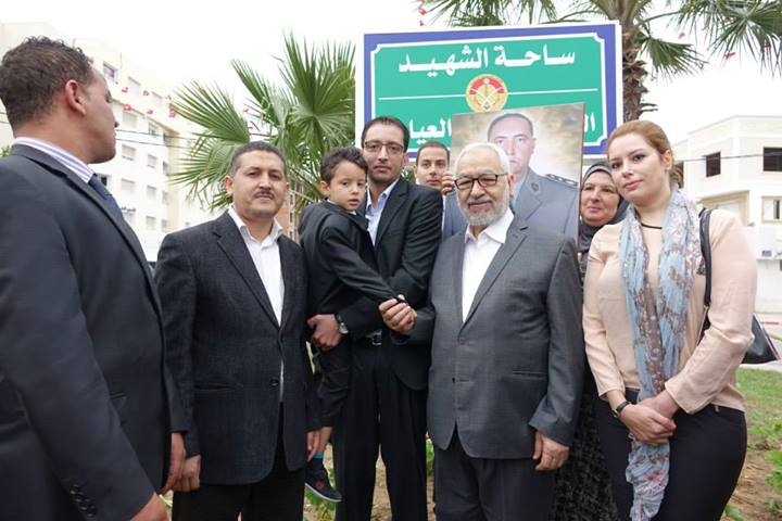 صورة اليوم : الغنوشي يمسك بابن ياسين العياري في احياء ذكرى استشهاد والده