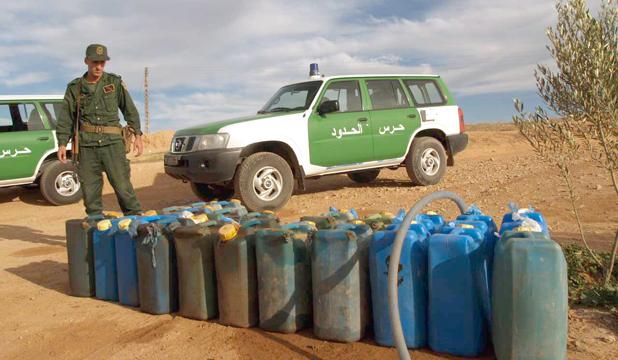 الخبر الجزائرية: مخاوف من مقايضة البنزين بالأسلحة عبر الحدود التونسية