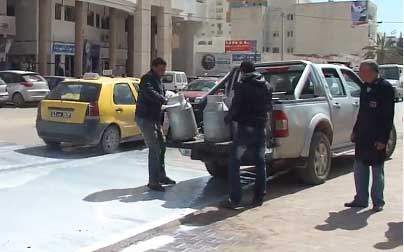 بالفيديو : فلاحون يسكبون الحليب امام مقر إذاعة صفاقس بعد رفض المجمعات قبولها