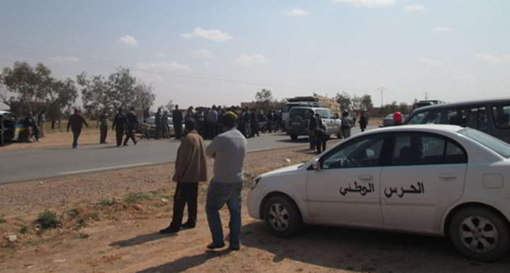 مواطنون يغلقون الطريق بين مدنين و تطاوين لمنع مرور السيارات الليبية القادمة من معبر الذهيبة