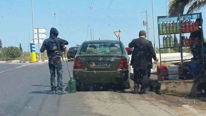 صورة الموسم: سيارة الجيش تعتمد البنزين المهرب
