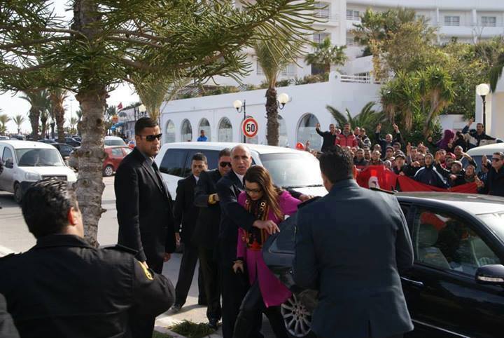 صورة اليوم: طرد وزيرة السياحة امال كربول من امام نزل بالحمامات