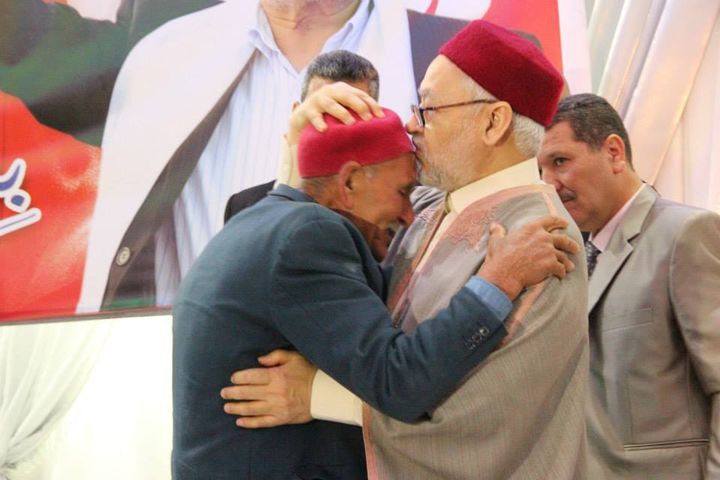صورة اليوم: راشد الغنوشي يقبل رأس أحد مناضلي ولاية سليانة