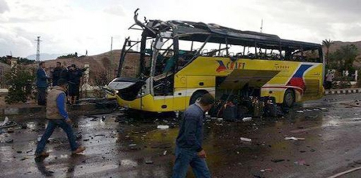 مصر: 4 قتلى في انفجار حافلة تقل سياحا