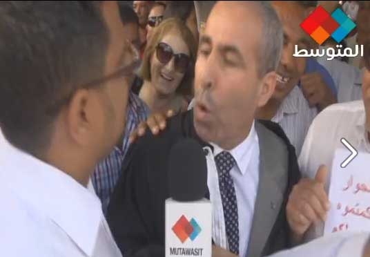 نقابة الصحفيين تدين الاعتداء على صحفيي قناة المتوسط من قبل لزهر العكرمي
