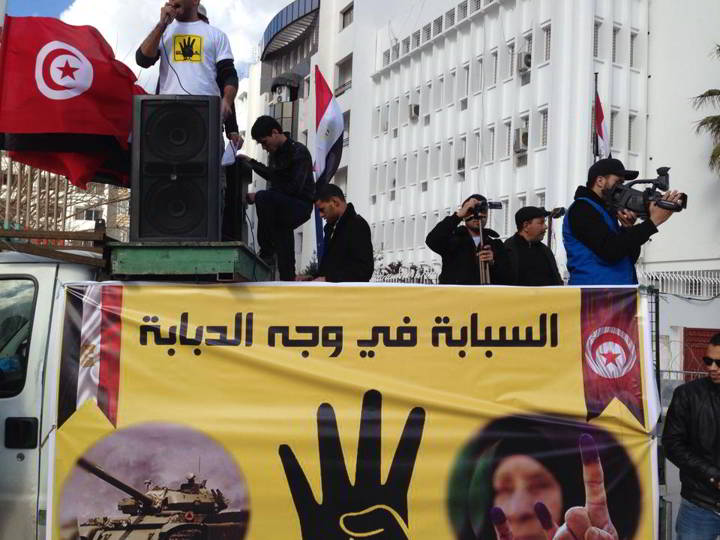عدد من المصريين يحتجون أمام السفارة المصرية بتونس