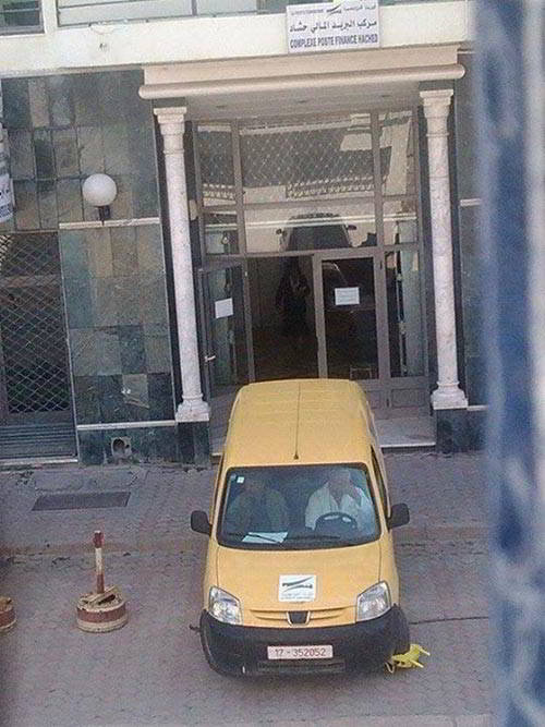 صورة اليوم: وضع صابو في سيارة بريد امام مقر بريد فرحات حشاد بالعاصمة