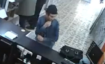 بالفيديو : كاميرا المراقبة بأحد المحلاّت بالباساج ترصد عملية سرقة و تكشف وجه الفاعل