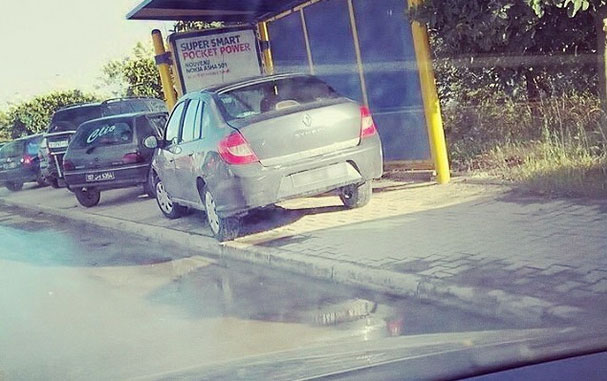 صورة اليوم : مواطن يستغلّ محطّة الحافلات لحماية سيارته من أشعّة الشمس