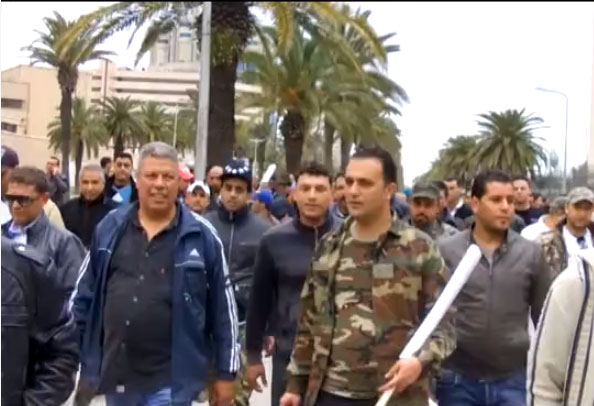 بالفيديو وقفة احتجاجية لهواة الصيد البري للمطالبة برخصة مسك سلاح