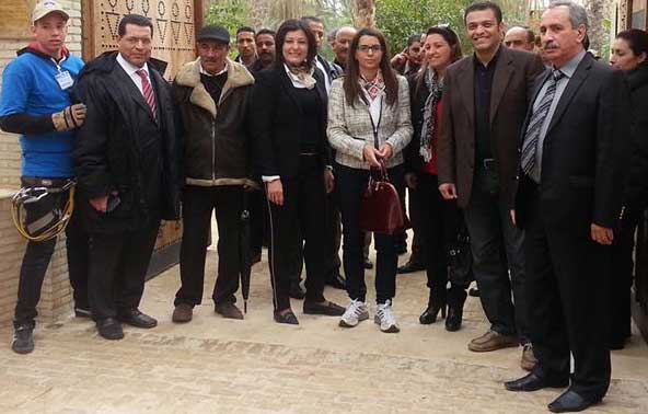 صورة اليوم: حذاء أمال كربول يثير جدلا