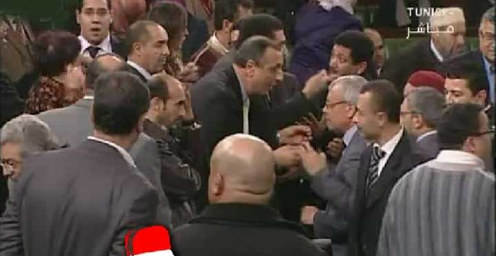 بسبب فصل حول القضاء... نواب التاسيسي يتبادلون الشتائم